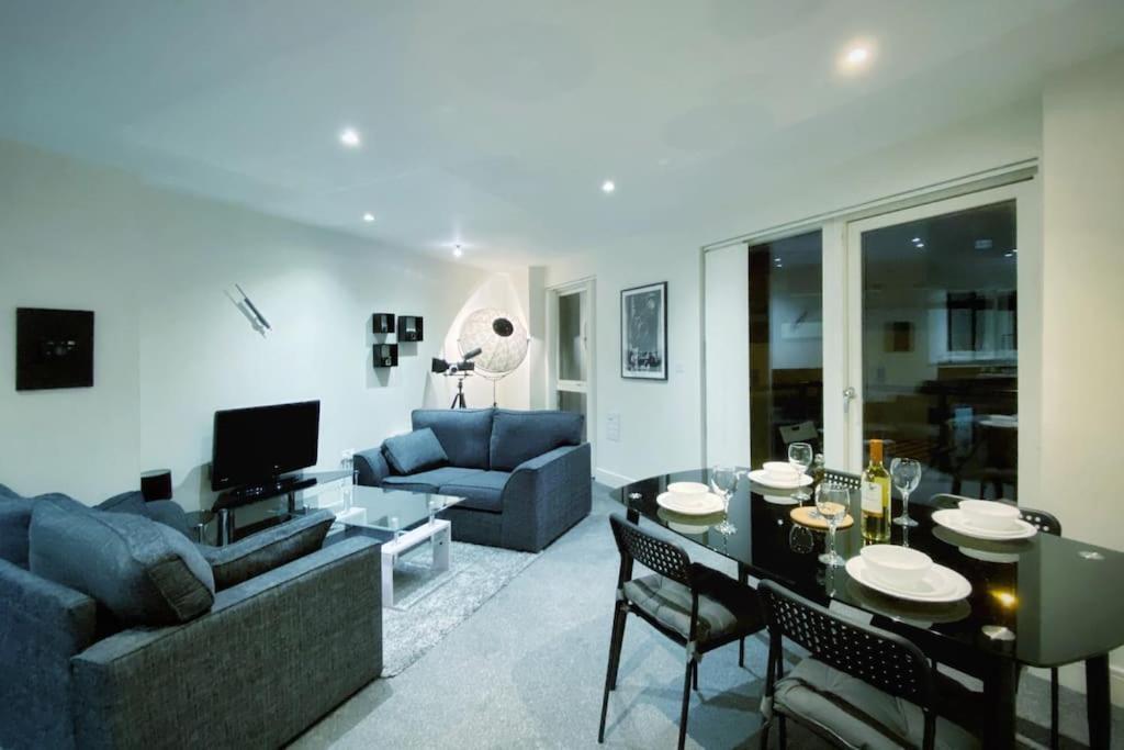 Two Bedroom Luxury Apt With Film Style Swansea Kültér fotó